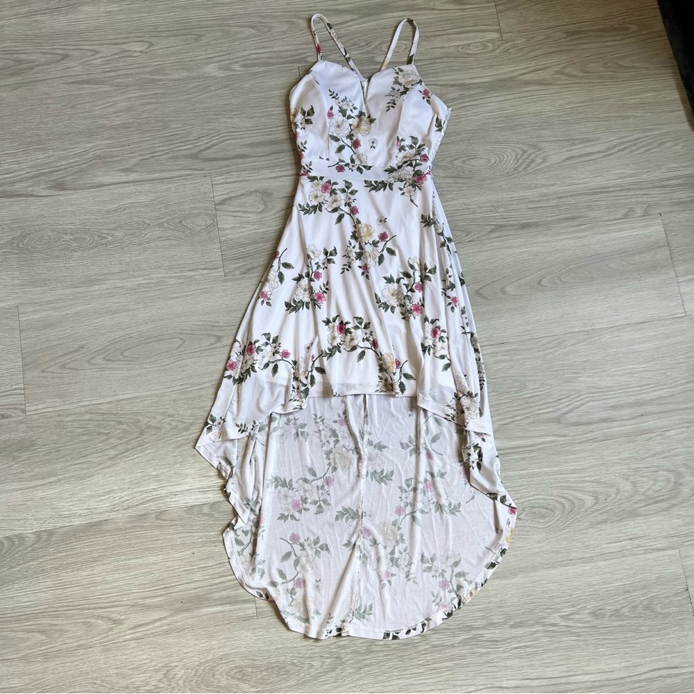 No boundaries, women’s size XS, ankle length dress, white floral, never worn.